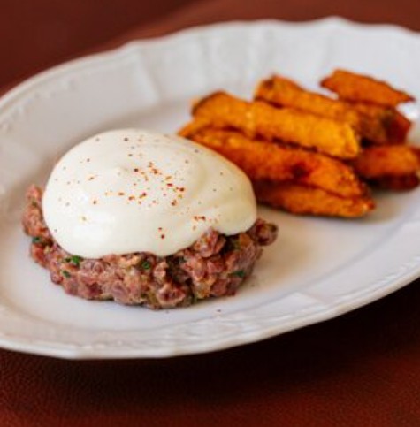 Тартар из говядины с бататом фри