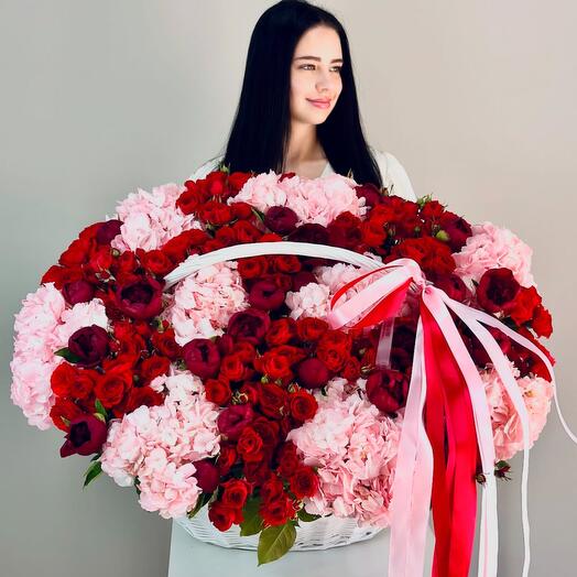 Корзина с цветами гортензии розы