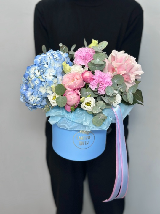 Коробка с голубой гортензией, пионовидными розами сильва, французской розой