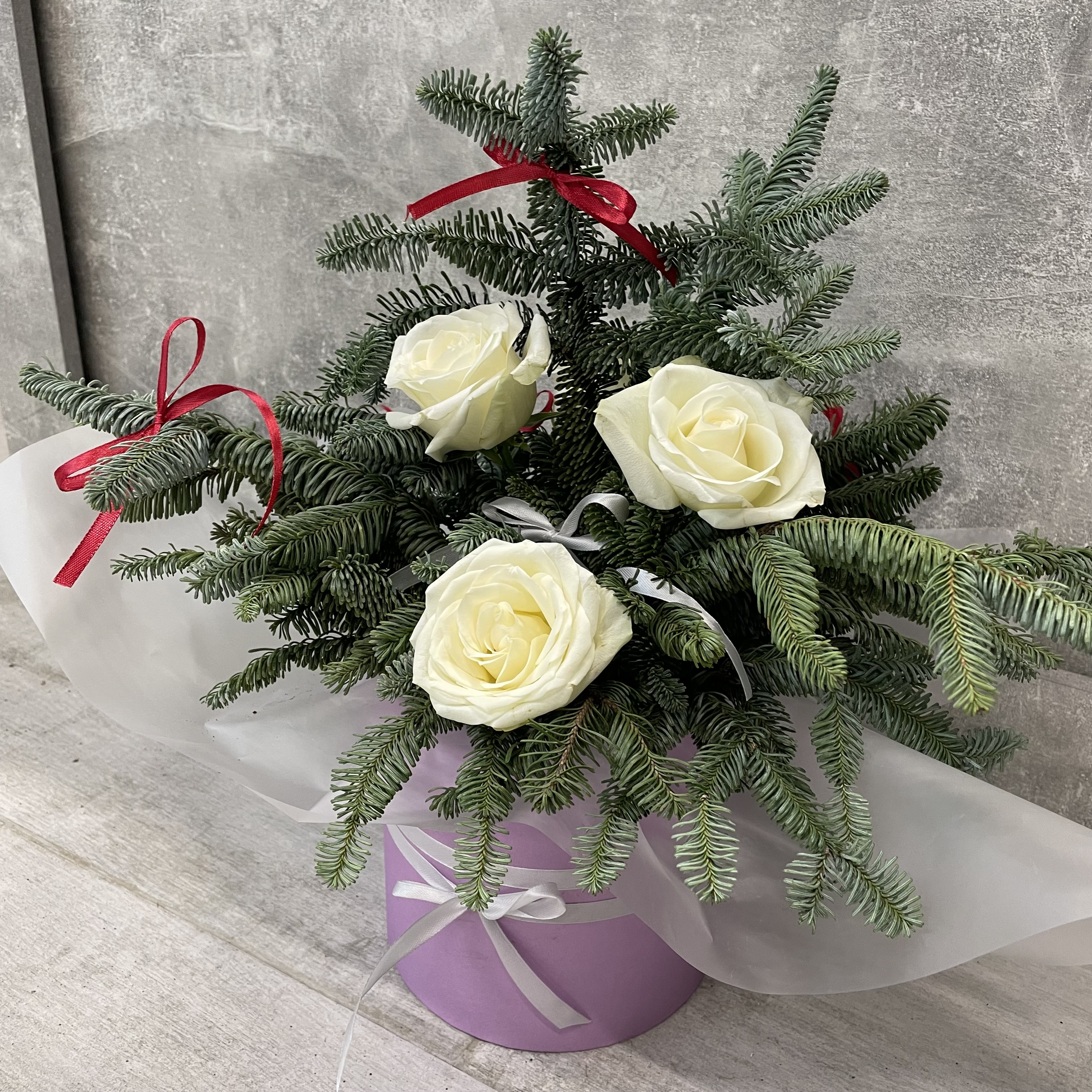 Композиция новогодняя с белыми розами