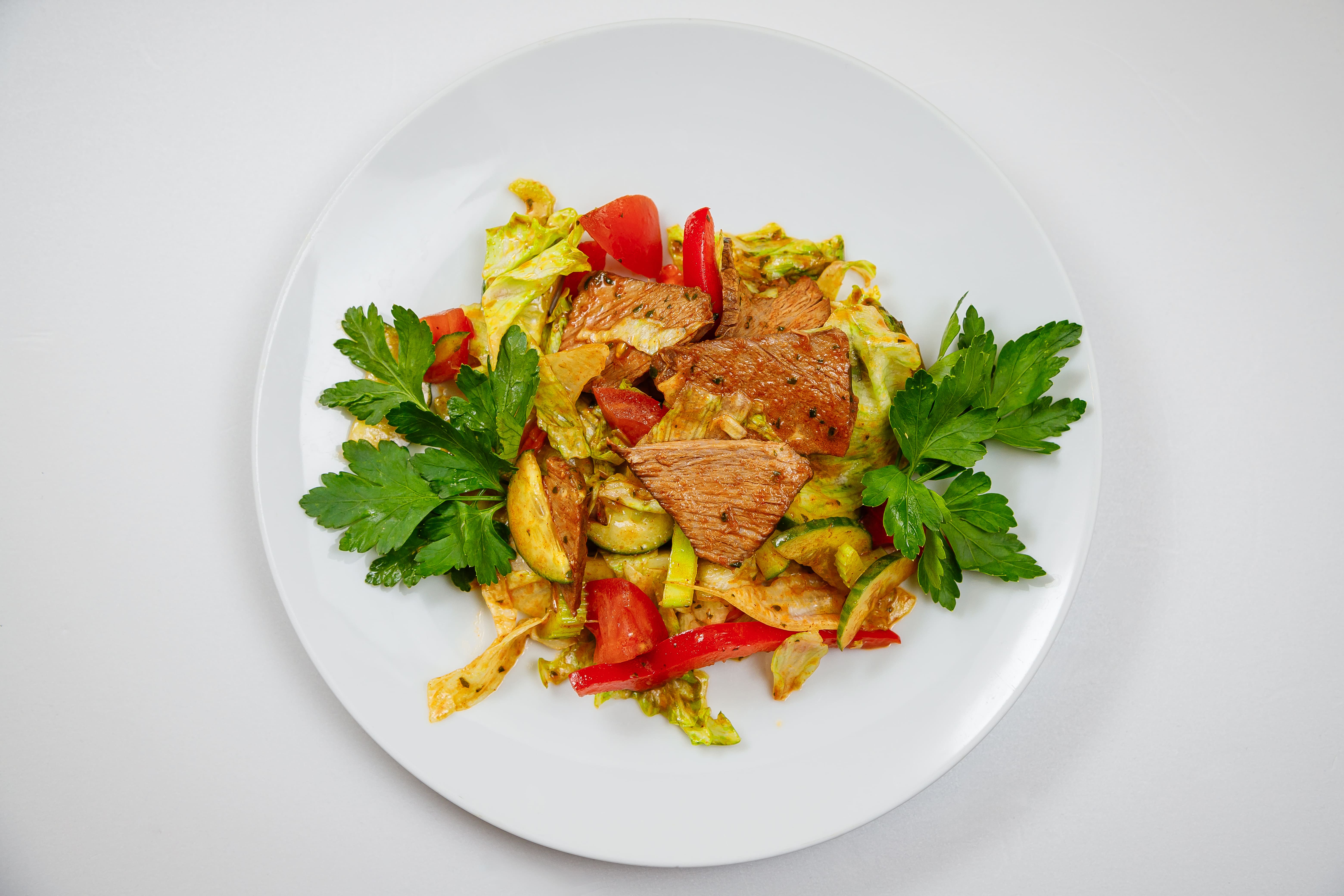 Салат из говядины с овощами