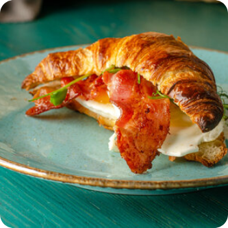 Круассан с яичницей и беконом