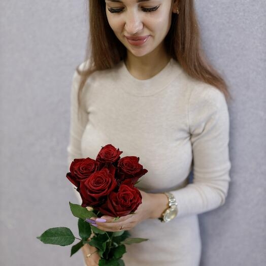 5 красных роз