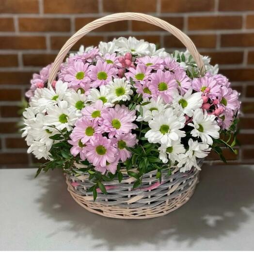 Корзина с хризантемой-ромашкой