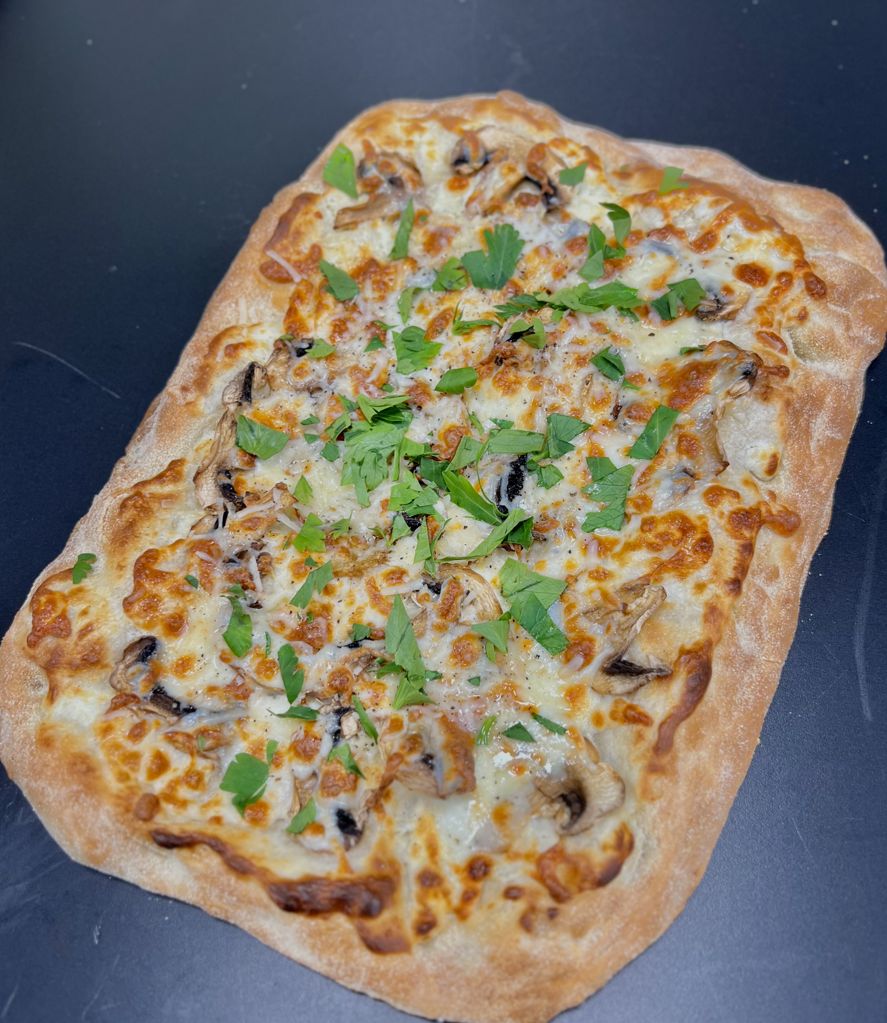 Римская пицца с грибами, пармезаном и трюфельным маслом