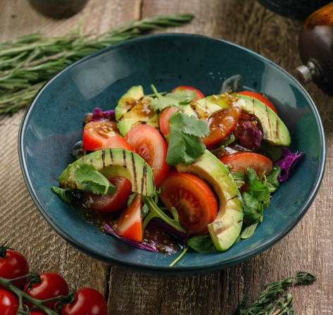 Салат с авокадо гриль и помидорами