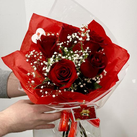 Букет «Незаменимая классика» из эквадорских роз и гипсофилы