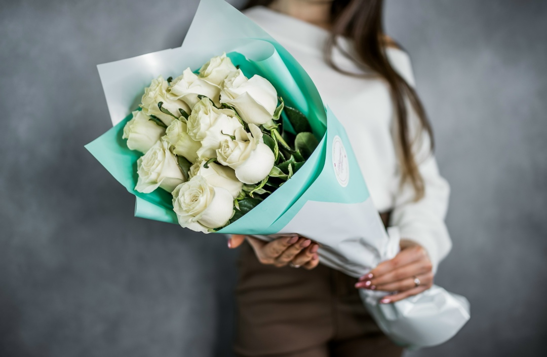 11 белых роз