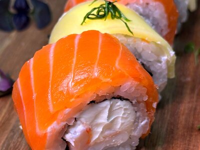 Ролл с лососем и сладким манго