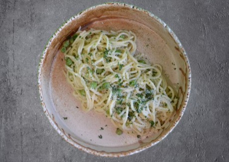 Спагетти в сливочном масле с зеленью, чесноком и овощами