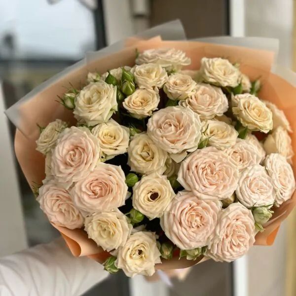 Букет из 9 кустовых пионовидных роз в персиковом оформлении