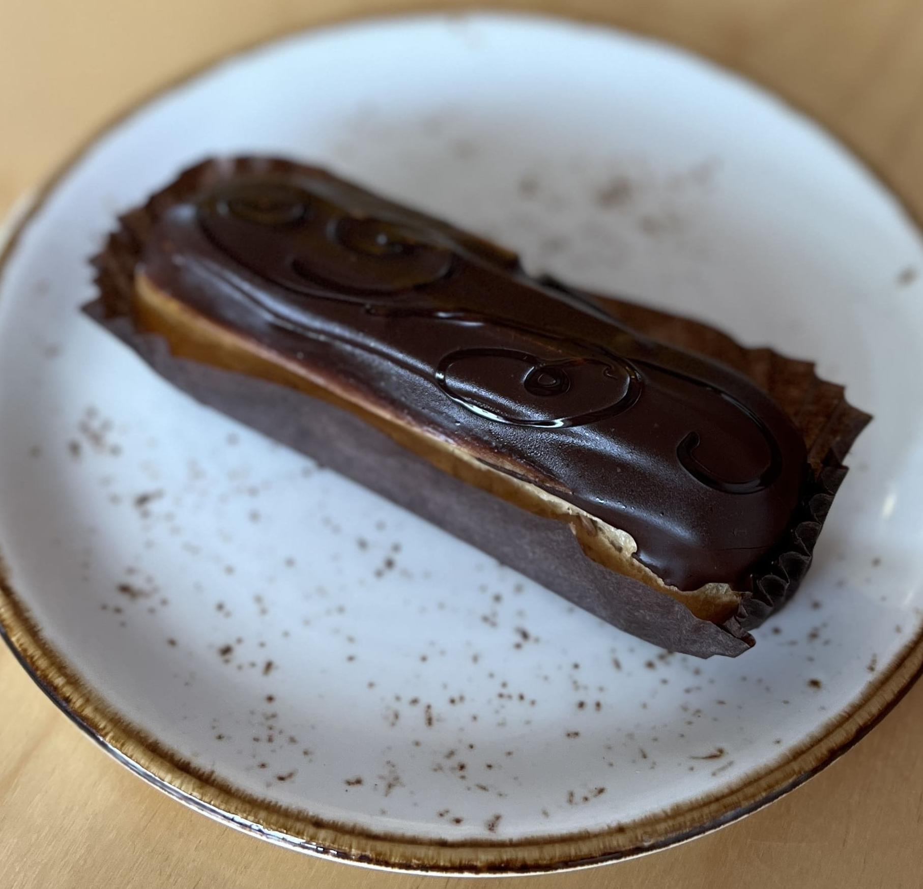 Эклер шоколадный