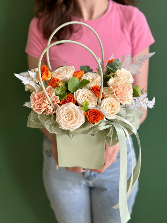 Сумочка с оранжевыми и кремовыми кустовыми розами
