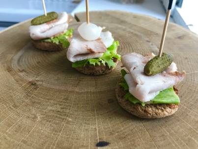 Канапе с домашней бужениной и пикулями
