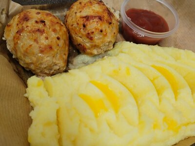 Картофельное пюре с тефтелями