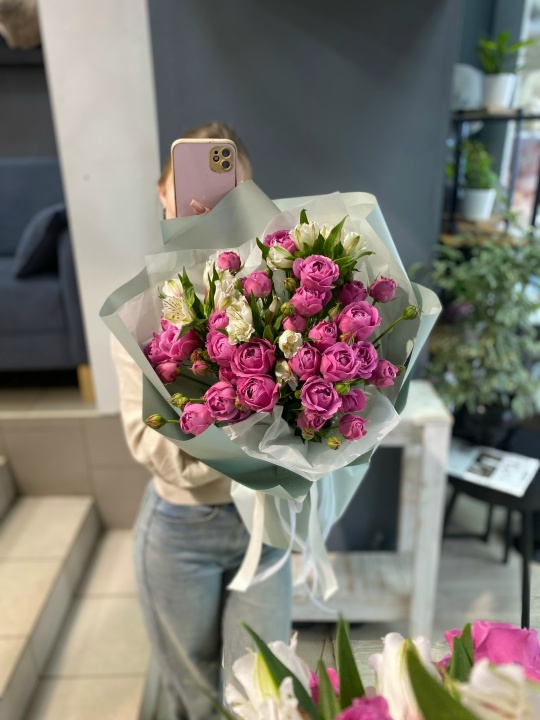 Букет с розой Мисти баблс и Альстромерией