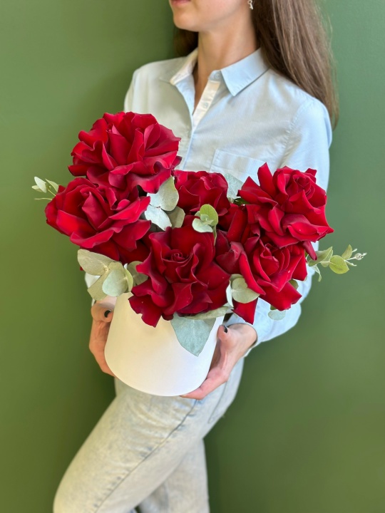 Красные французские розы в коробке