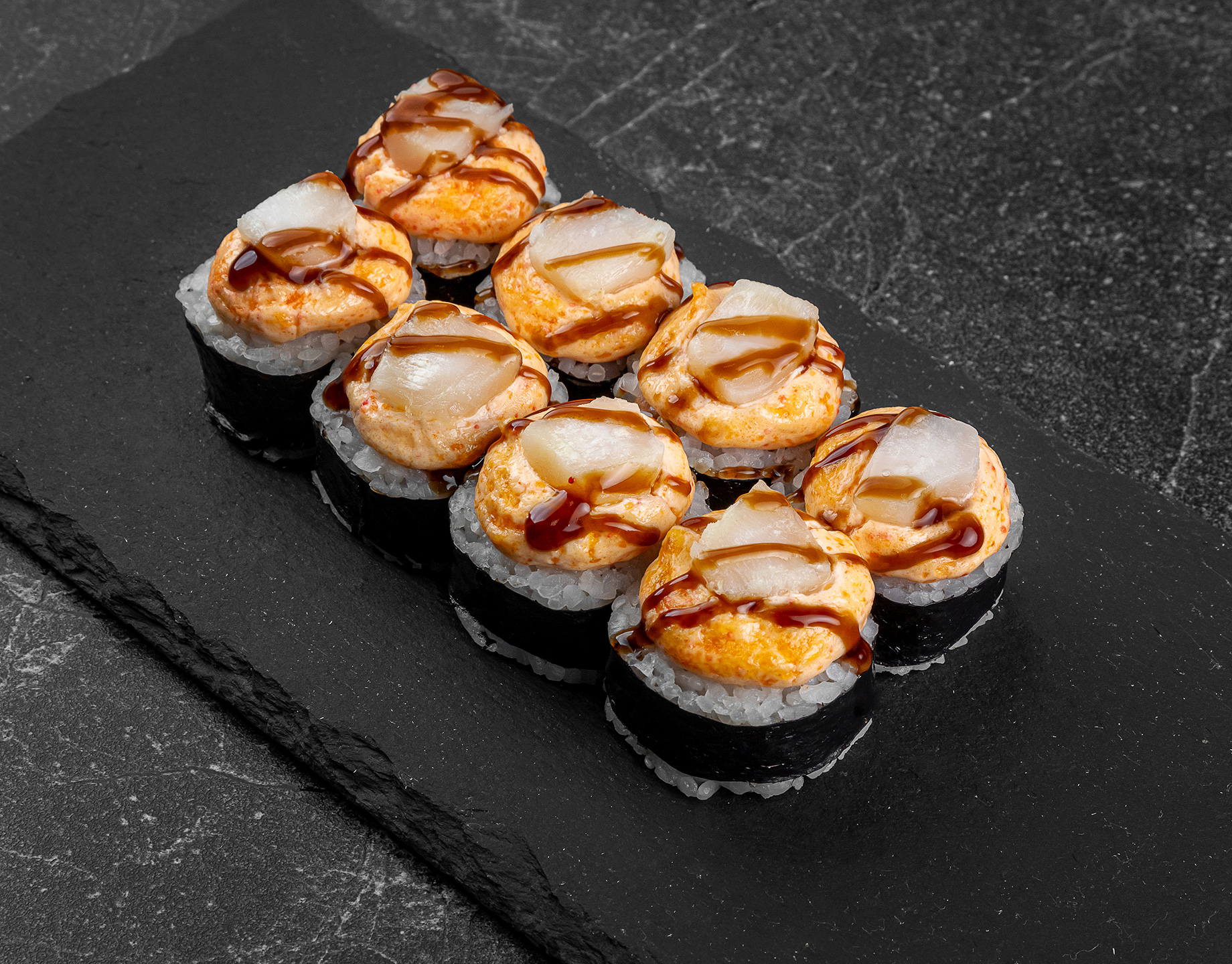 Запеченный ролл лосось с гребешком