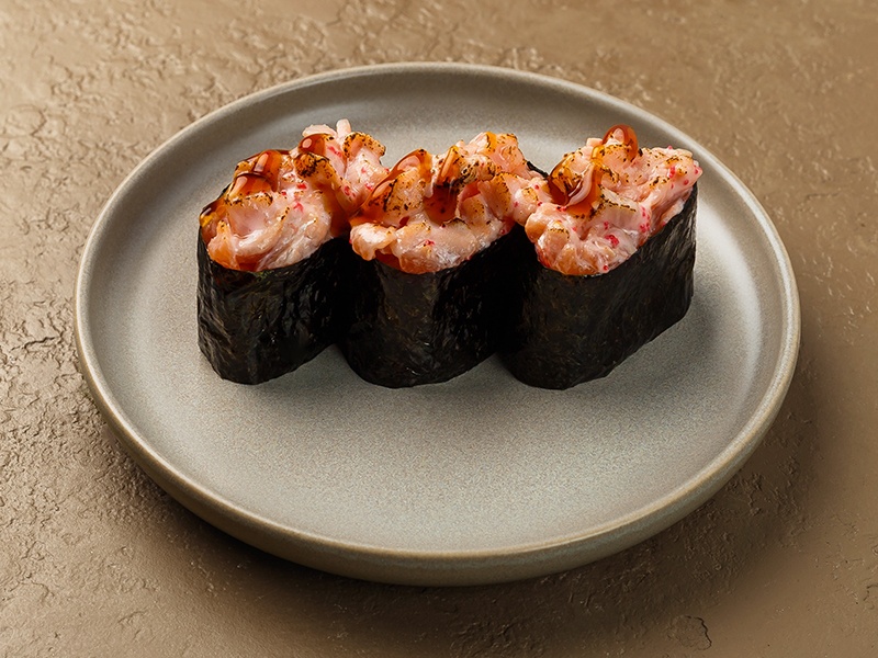 Суши с лососем, запечённые под сырным соусом (3 шт.)