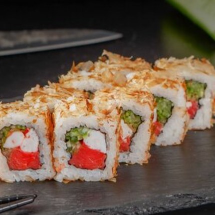 Филадельфия с золотистым копченым лососем и тигровыми креветками