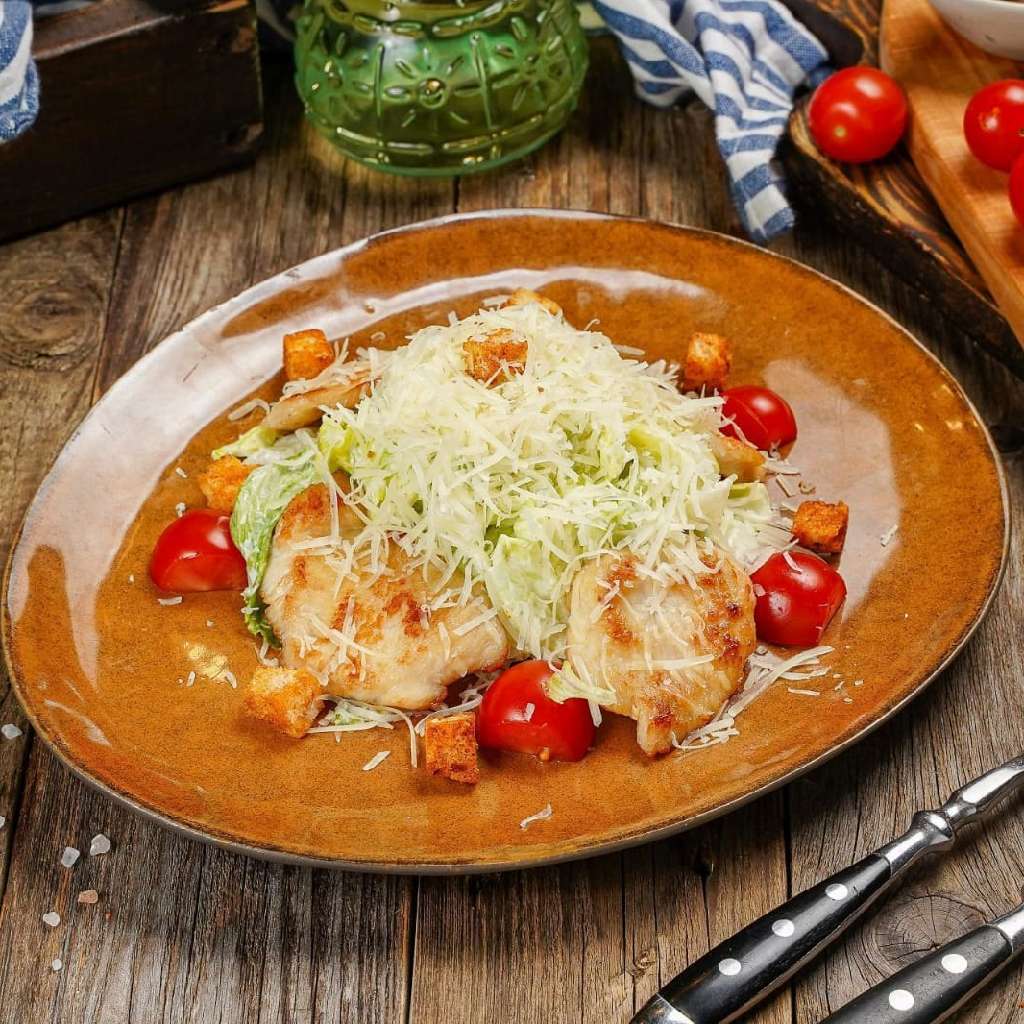 Салат цезарь с курицей
