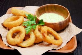 Луковые кольца с соусом
