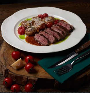 Скёрт стейк с печеным картофелем и соусом демиглас