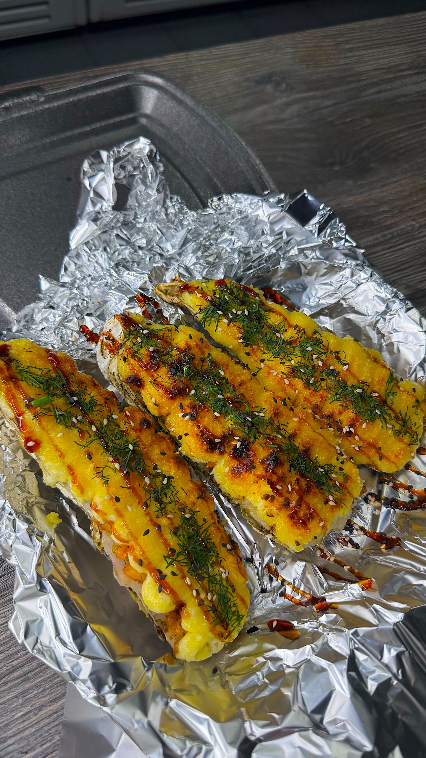 Морепродукты на устрице с крабом