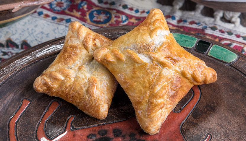Слоеный пирожок с мясом 60 гр