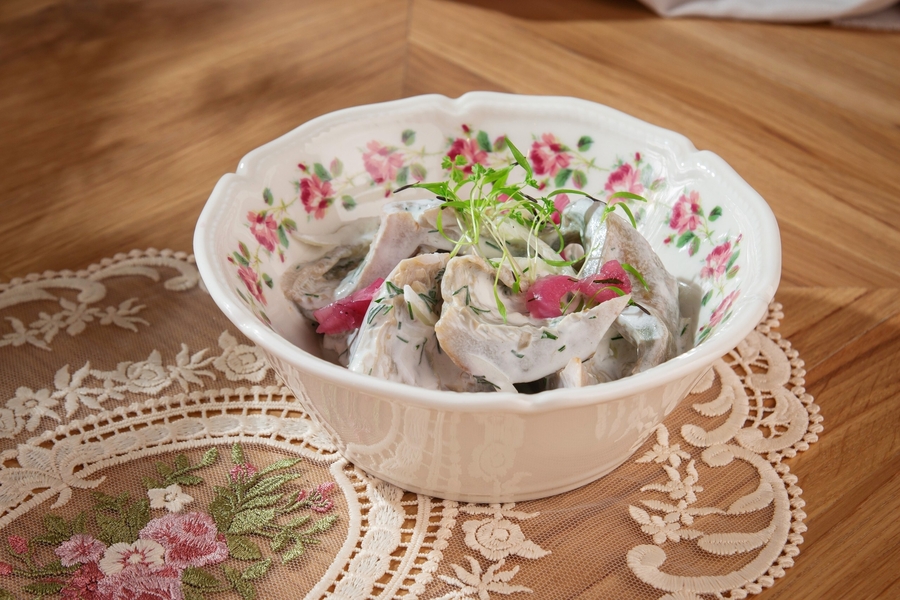 Грузди маринованные со сметаной и луком