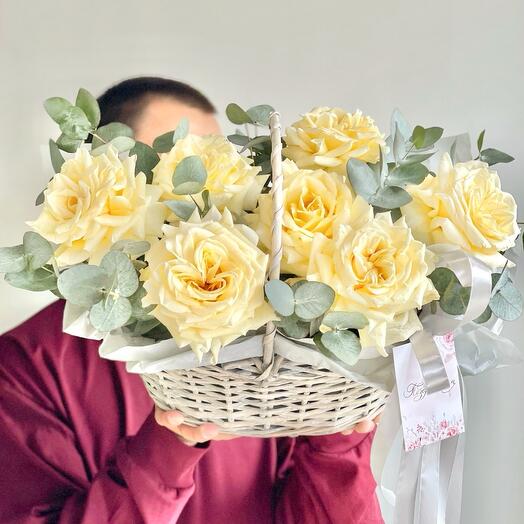 Корзина «Лукошко» из французских роз и эвкалипта