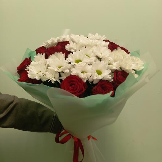 Красные розы с хризантемой