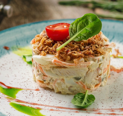 Салат с жареным луком и копчёной курицей