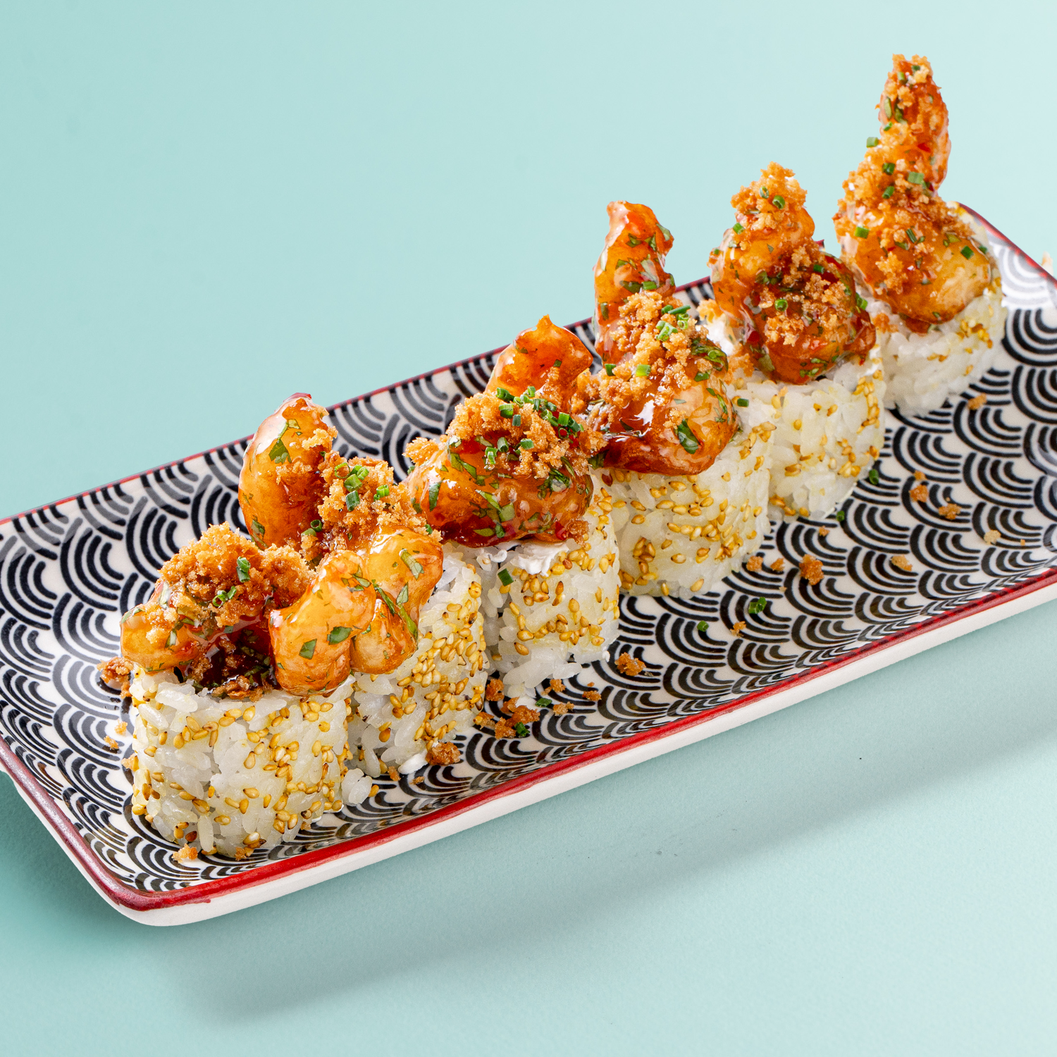 Ролл с криспи креветкой и соусом тайский чили