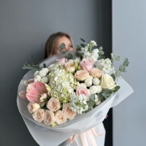 Сборный букет с гиппеаструмом, нежной розой и маттиолой