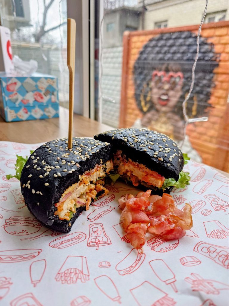 Бургер "Черная пантера" с котлетой из курицы