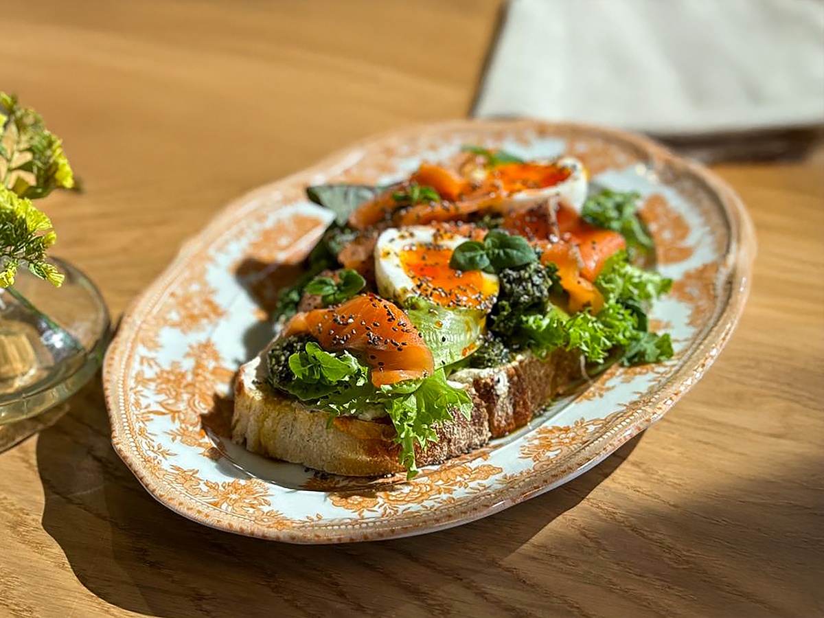 Брускетта с лососем и яйцом пятиминуткой