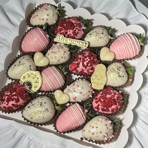 Клубника в шоколаде коробочка 16 ягод розовая маме