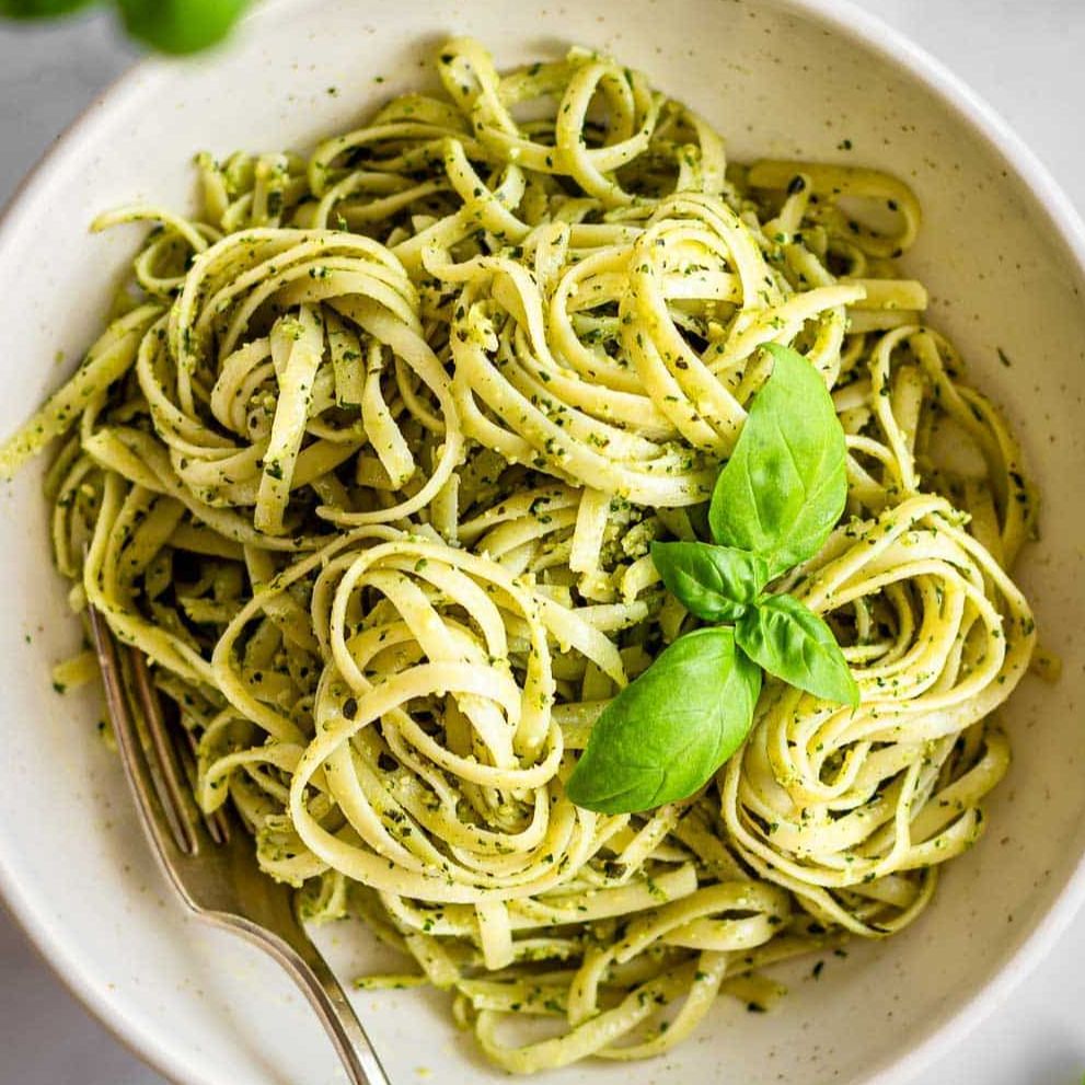 Паста с соусом песто и сыром пармезан