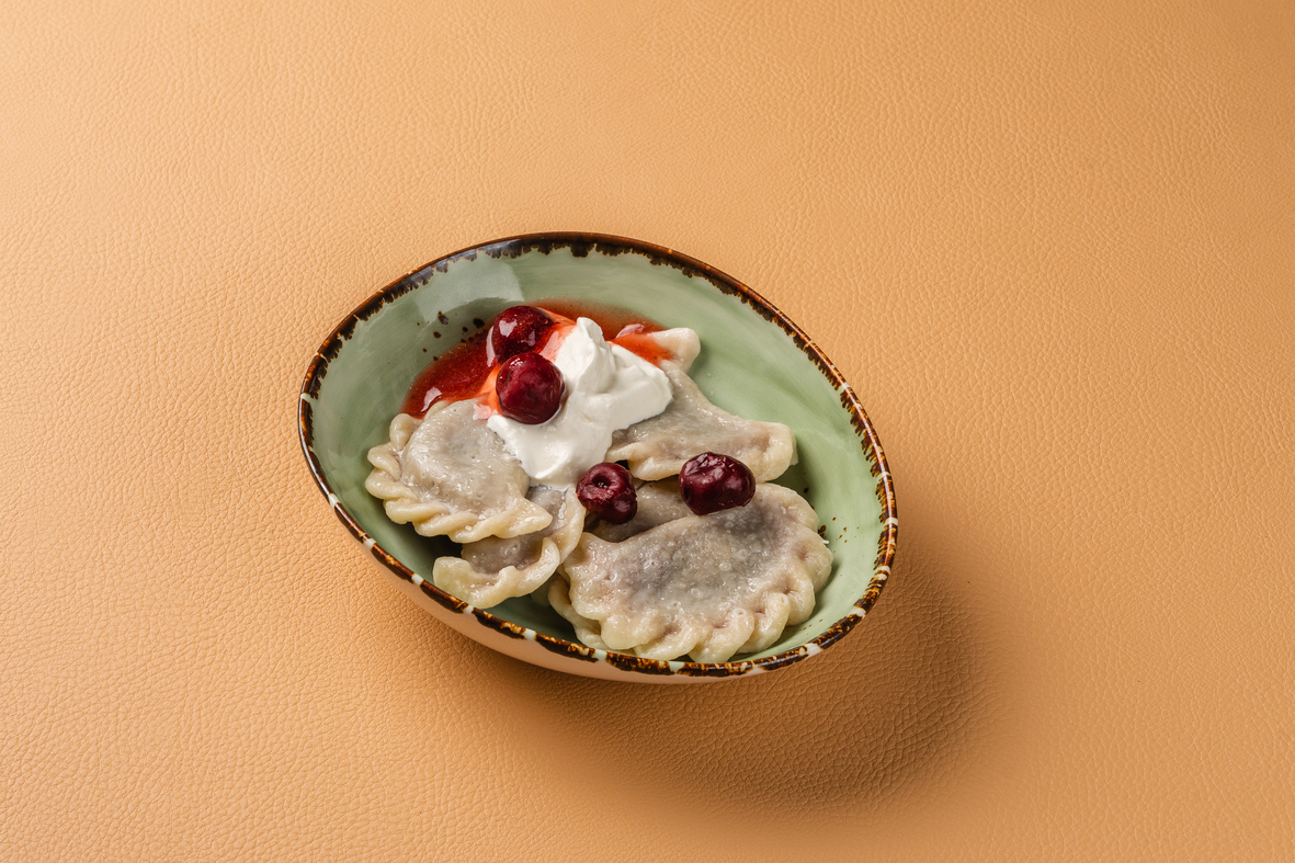 Вареники вишня отварные