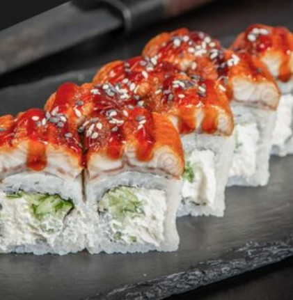 Ролл с Угрем Дракон в кунжуте и сливочном сыре