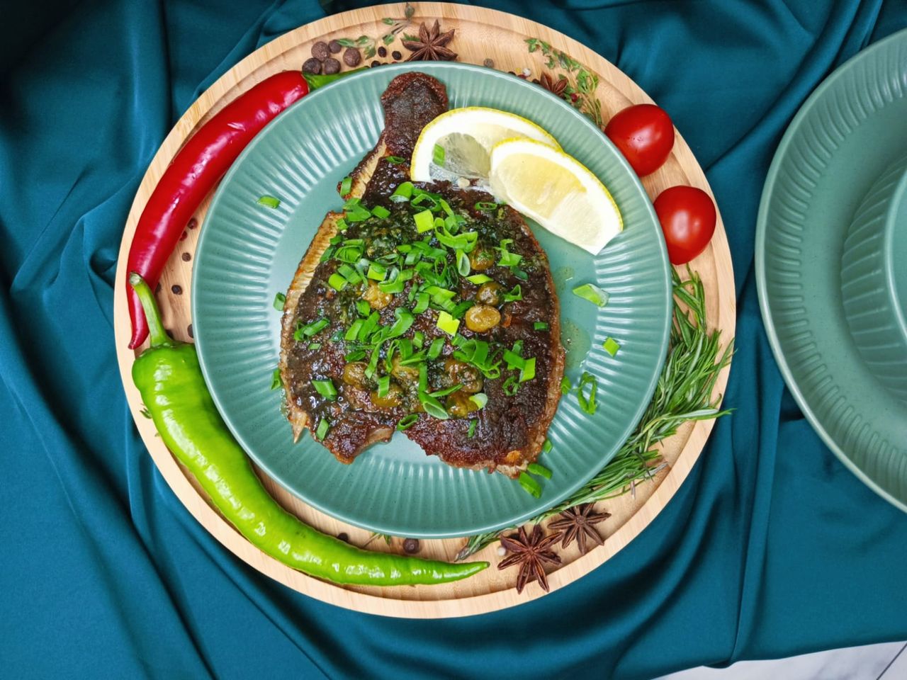 Камбала с маслом из каперсов