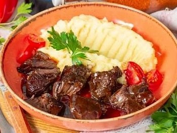 Телячьи щечки с картофельным пюре