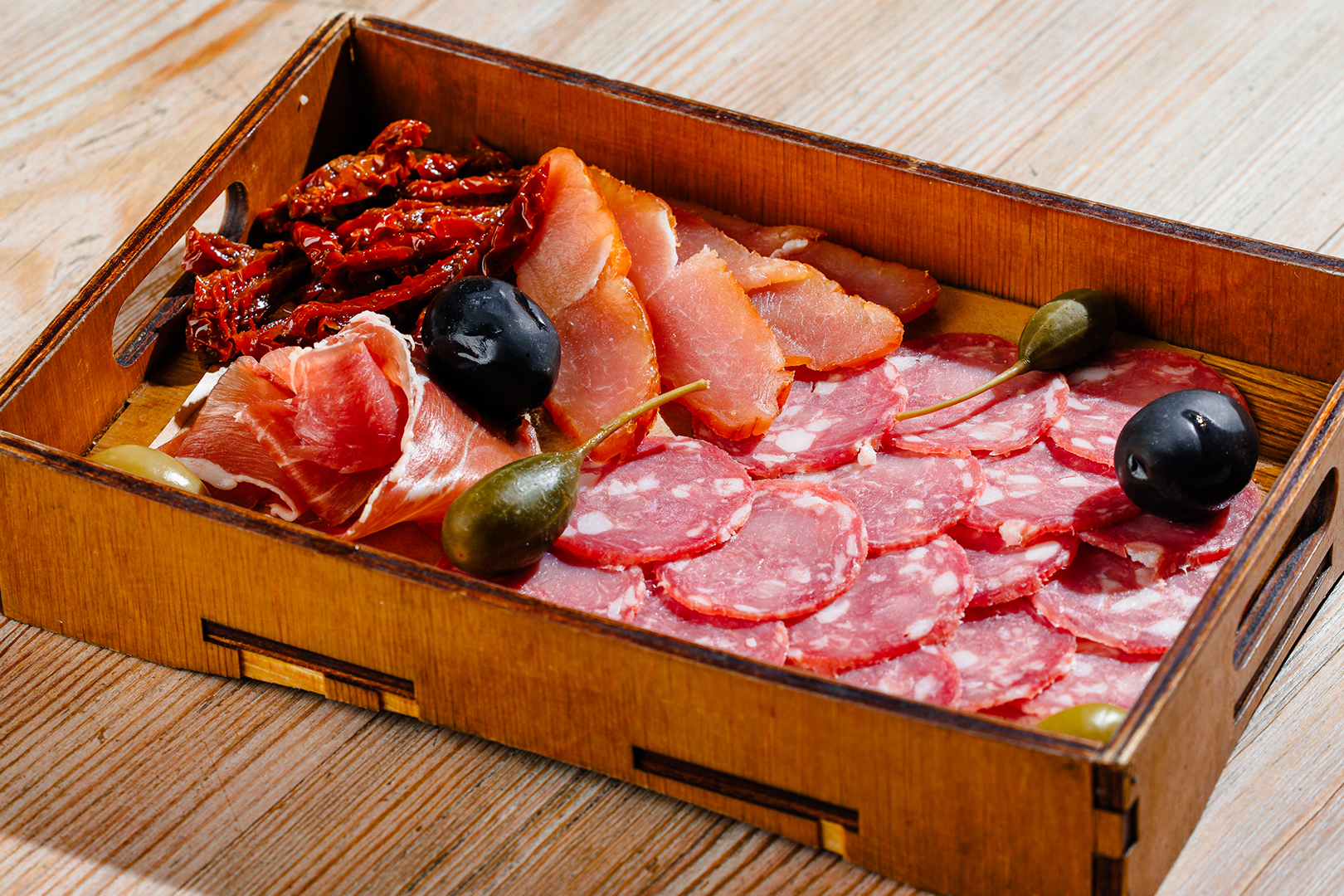 Ассорти из европейских закусок