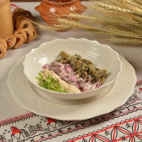 Солёные грузди с маринованным луком, льняным маслом и устричной сметаной