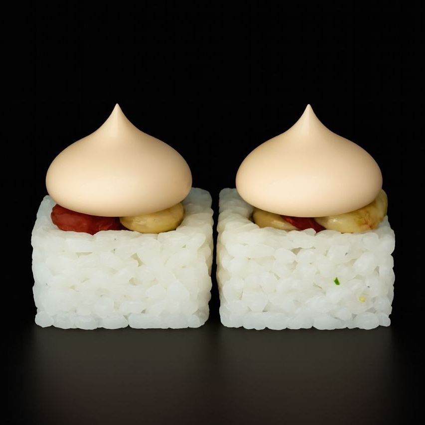 Ролл с лососем и мидиями с соусом том ям