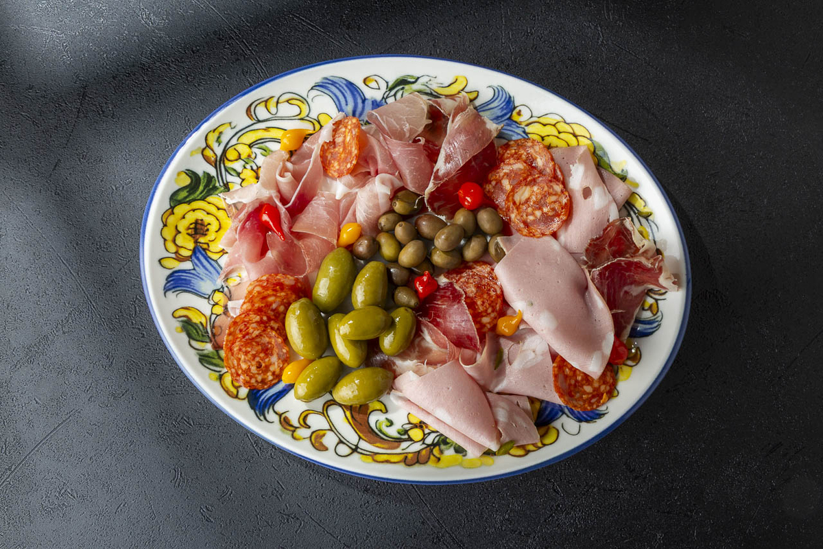 Большая тарелка закусок