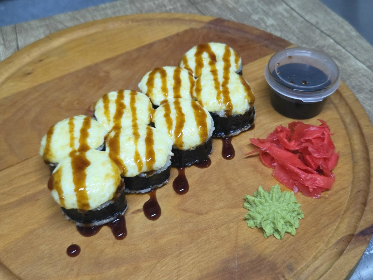 Запеченный ролл с лососем