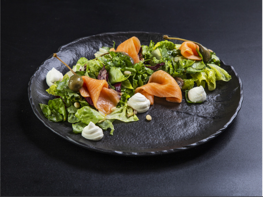 Салат с лососем и творожным сыром