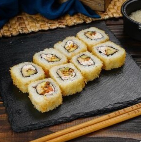 Горячий ролл с копченым угрем и копченым крабом